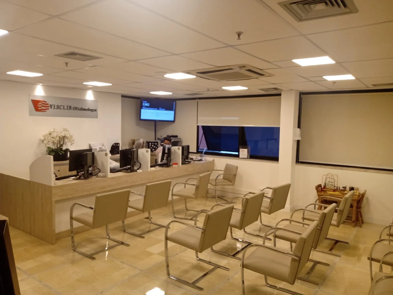Recepção de unidade VISCLIN, com balcão de atendimento e sala de espera